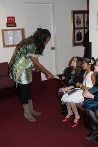 Pretty Yende greeting the girls