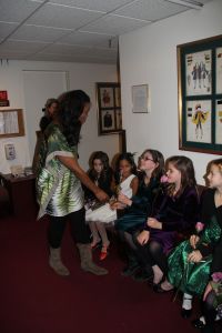 Pretty Yende greeting the girls