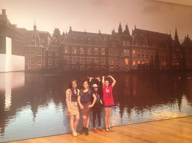Brantly, Isabel, Layla & Lucy in front of the Mauritshuis