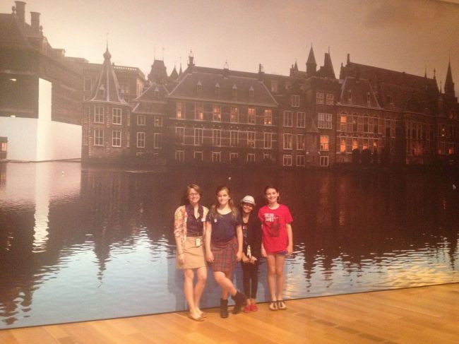 Brantly, Isabel, Layla & Lucy in front of the Mauritshuis