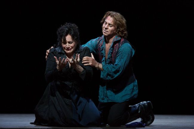 Patricia Racette as the title character and Roberto Alagna as Cavaradossi in a scene from Act III of Puccini's "Tosca."  Photo: Marty Sohl/Metropolitan Opera